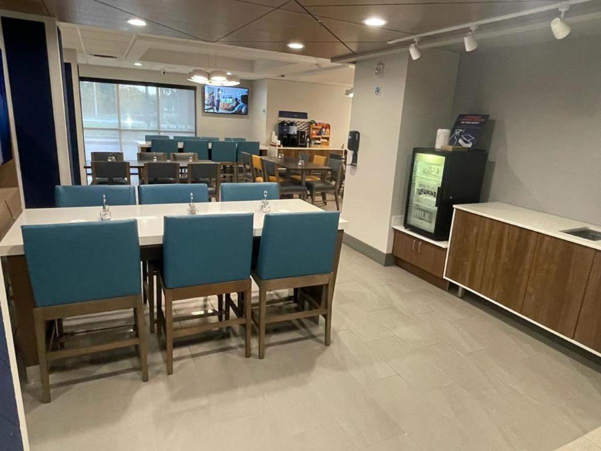 Holiday Inn Express Fort Lauderdale North - Executive Airport By Ihg Exterior foto