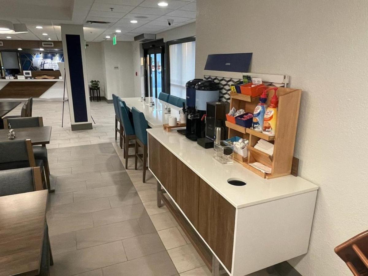 Holiday Inn Express Fort Lauderdale North - Executive Airport By Ihg Exterior foto